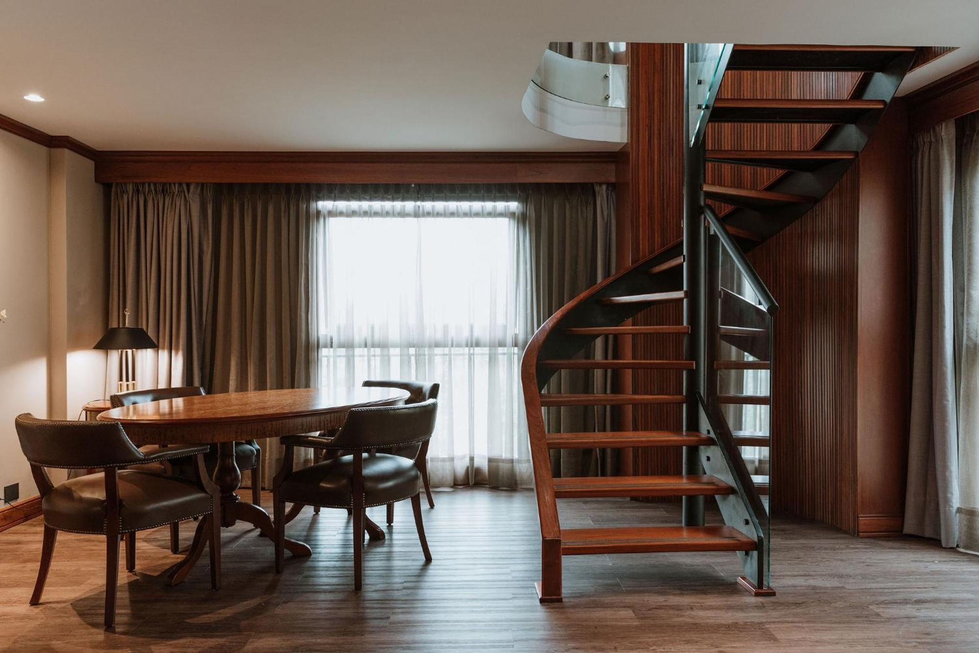 Hotel Park10 Medellín Kültér fotó A spiral staircase in a hotel