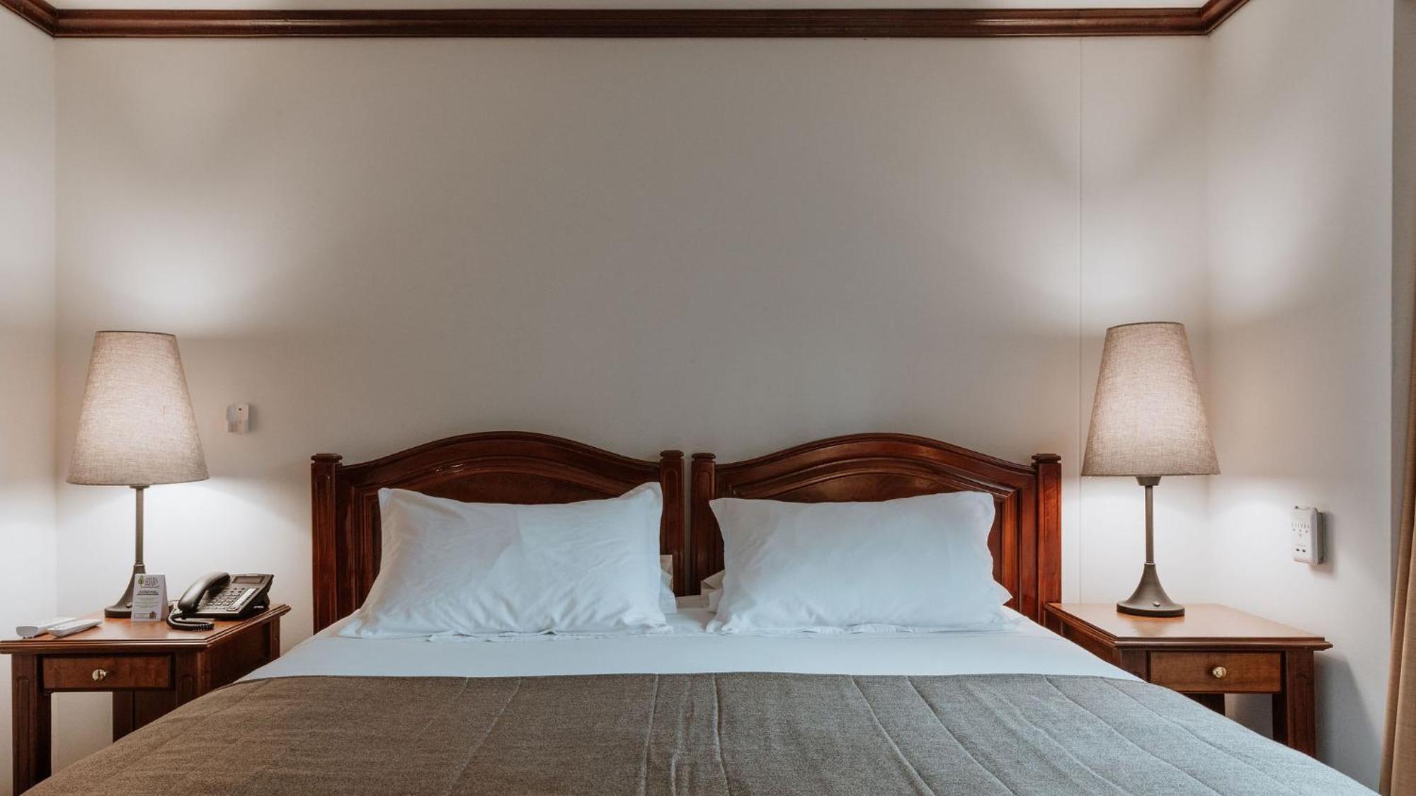 Hotel Park10 Medellín Kültér fotó A bed with two pillows