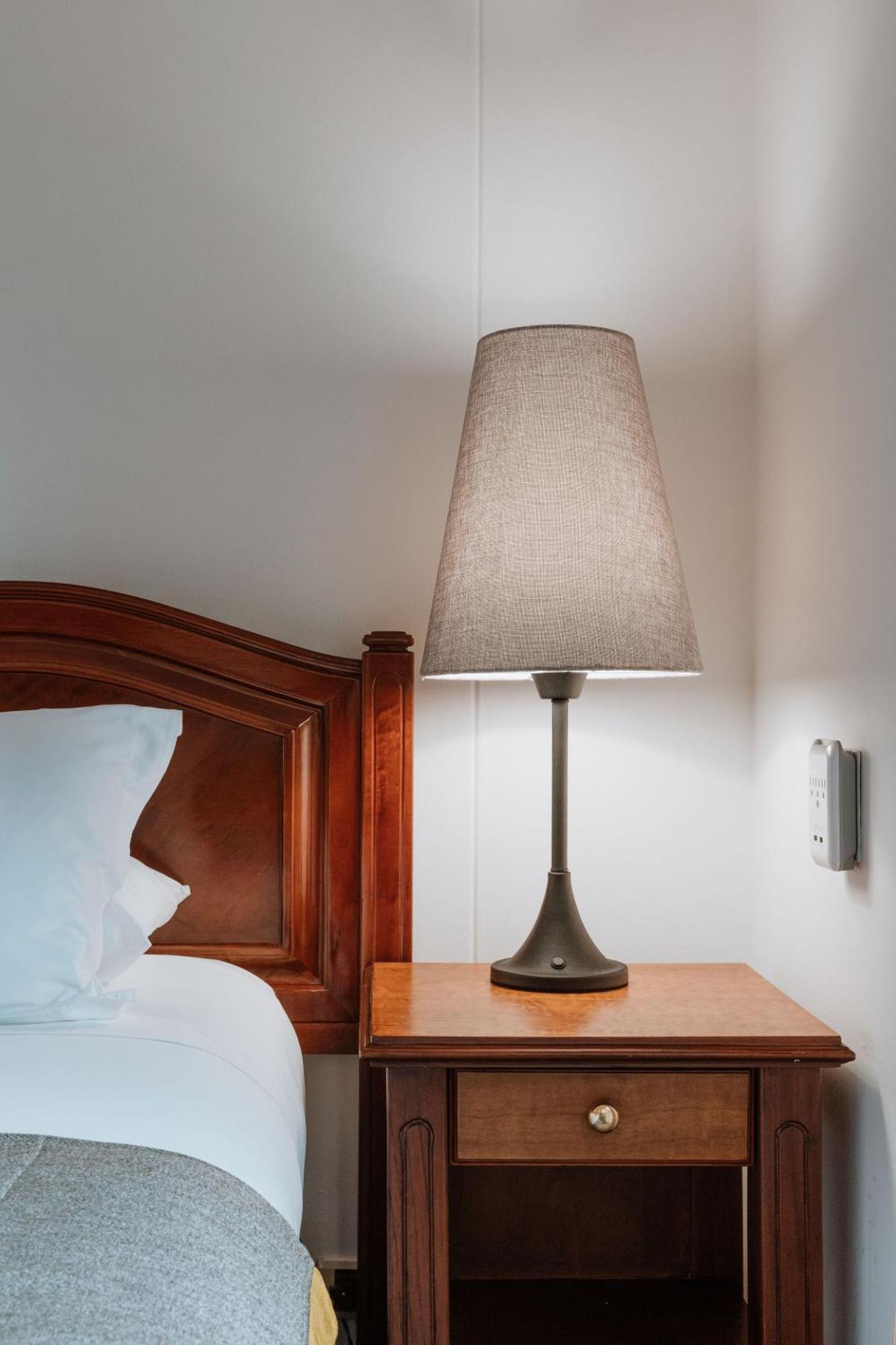 Hotel Park10 Medellín Kültér fotó A lamp on a bedside table